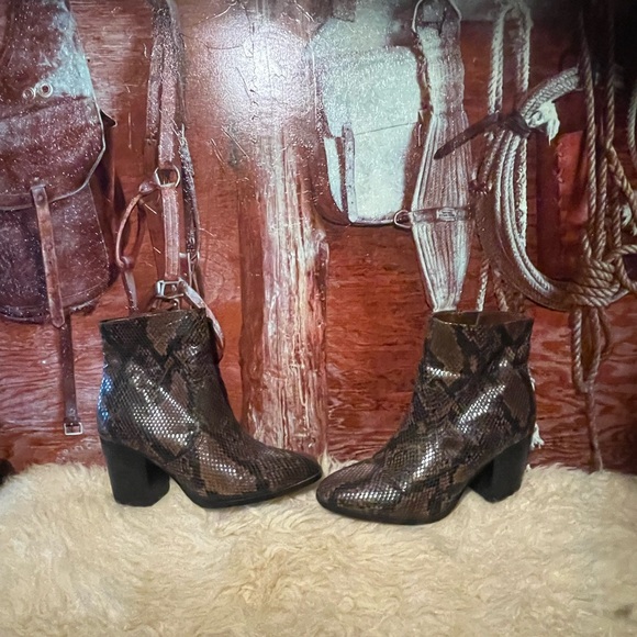 Steve Madden snake skin boots - Picture 4 of 8